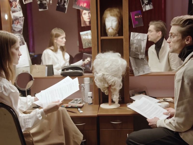 momak i devojka se pripremaju za glumu