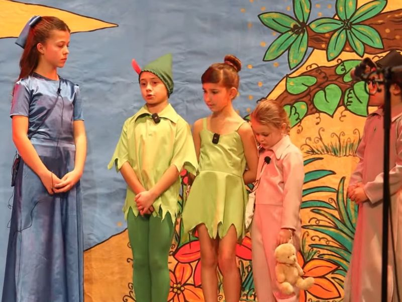 ćetvoro dece, dve devojčice i dva dečaka glume u predsatvi obučeni u kostime